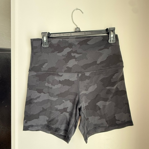 Lululemon Align High Rise 6” Biker Shorts Black Camo Size 12 - Picture 2 of 3